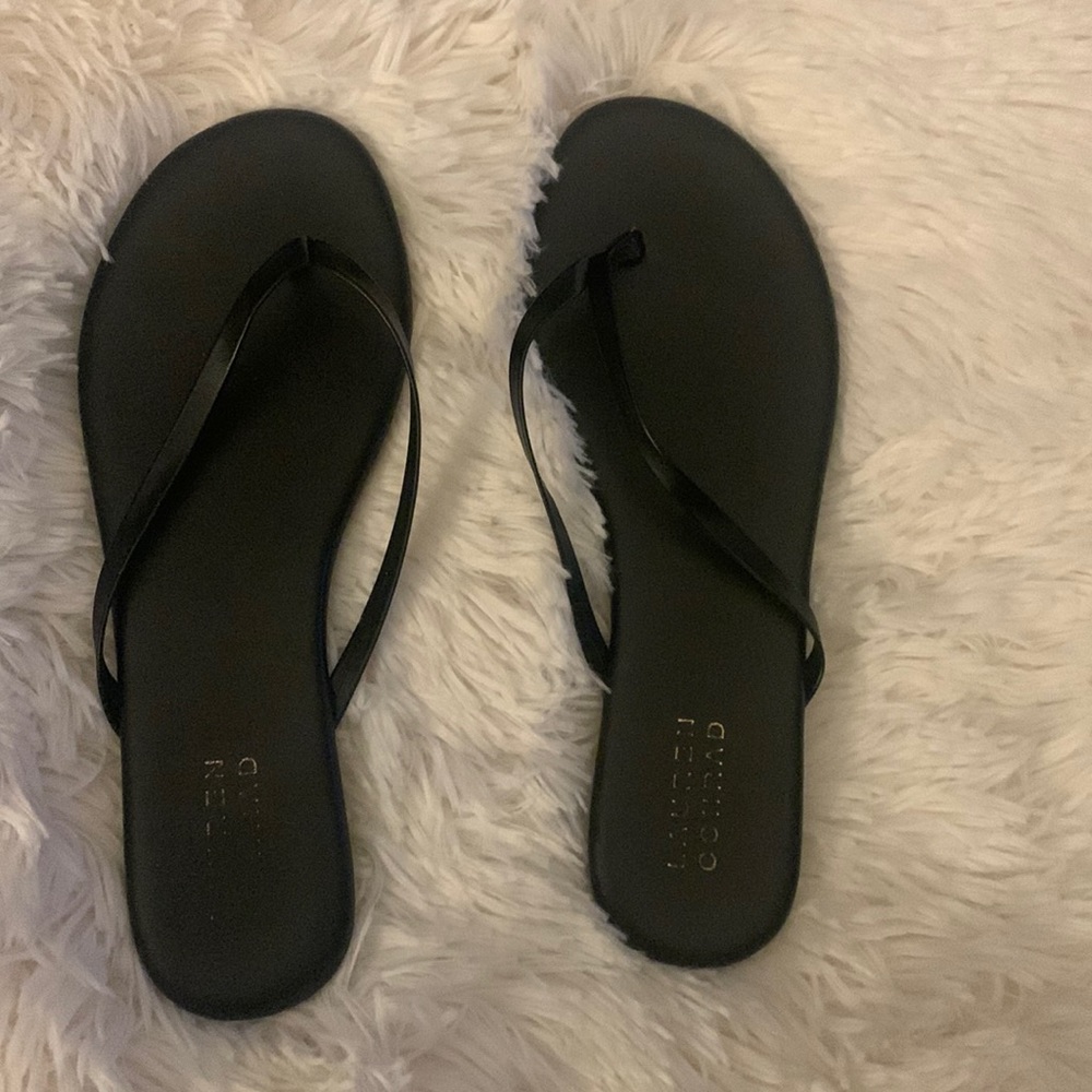 Lauren Conrad Black Thong Flip Flop Sandals